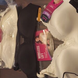 Maidenform 32A wireless bra 4 pairs of bras